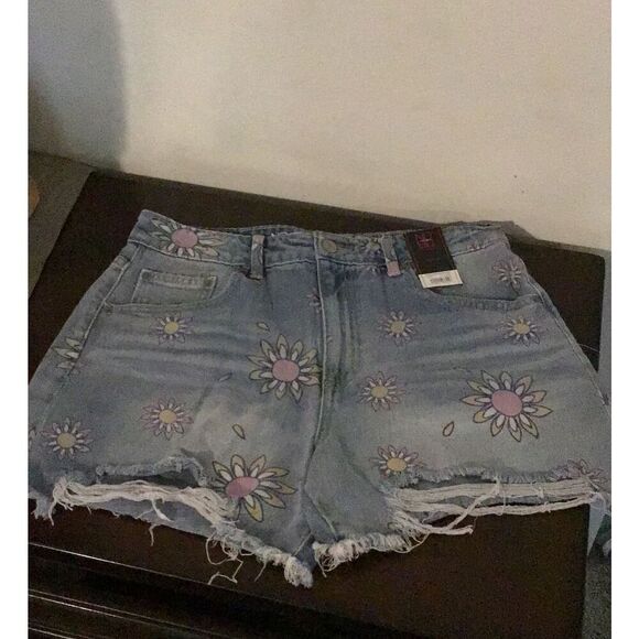 NWT~No Boundaries Flower Design Distressed Denim Shorts Sz 11 - Picture 1 of 2